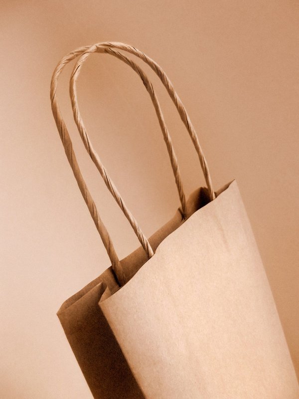 Le sac en papier personnalisé, un choix écologique aux multiples avantages !